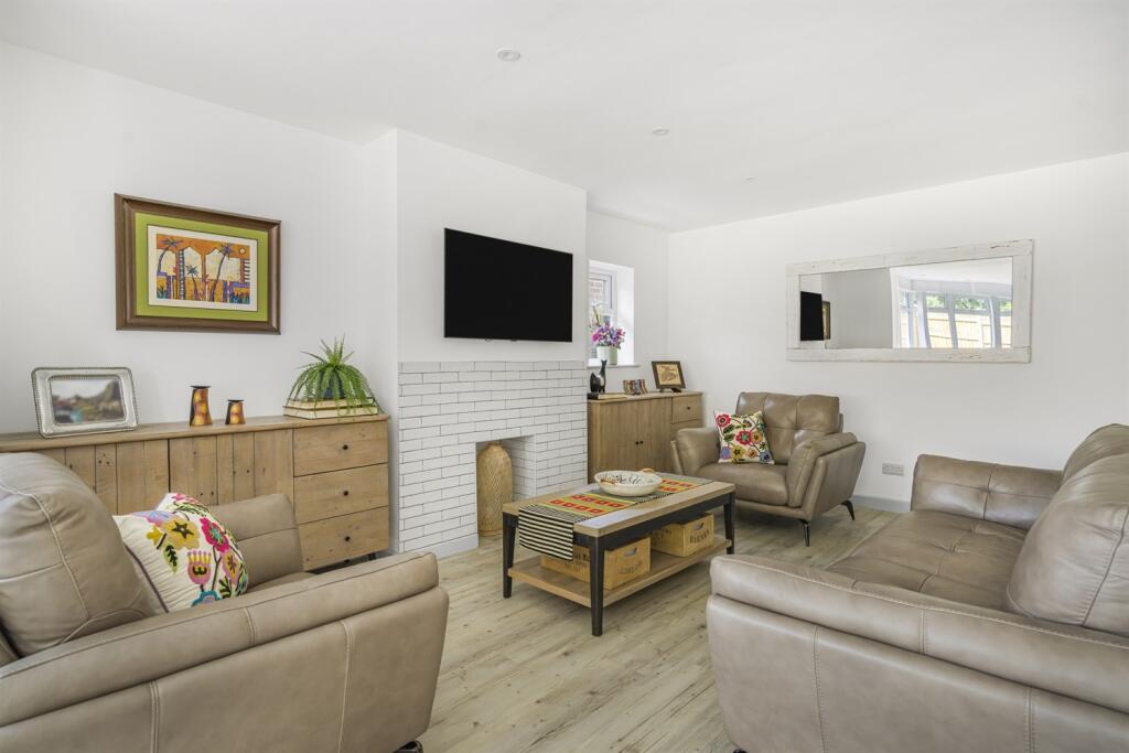 Pound Crescent, Marlow photo 2