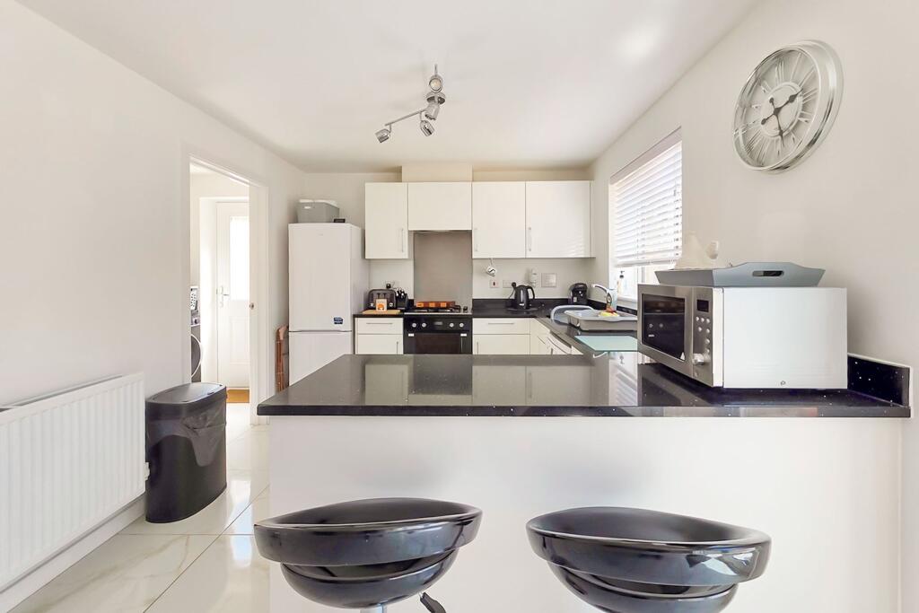 House in Littlehampton, Toddington, Wick - More