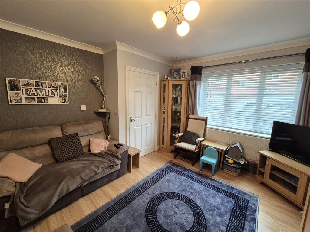 Beckington Crescent, Chard, Somerset, TA20 photo 2