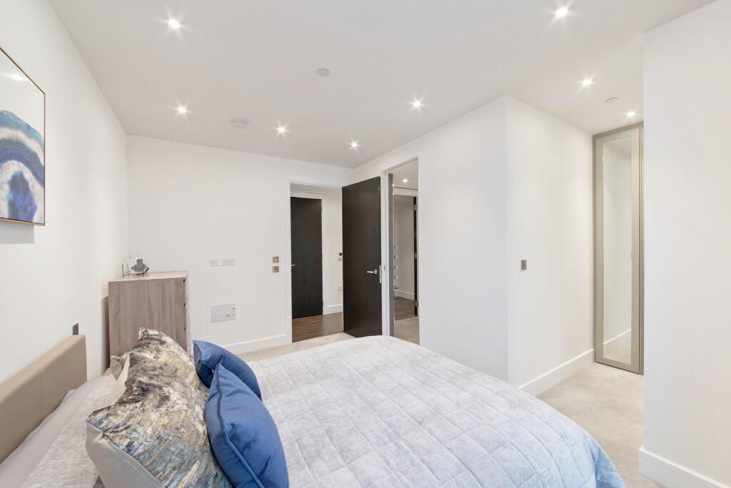 Main image of property: Piazza Walk, London, E1