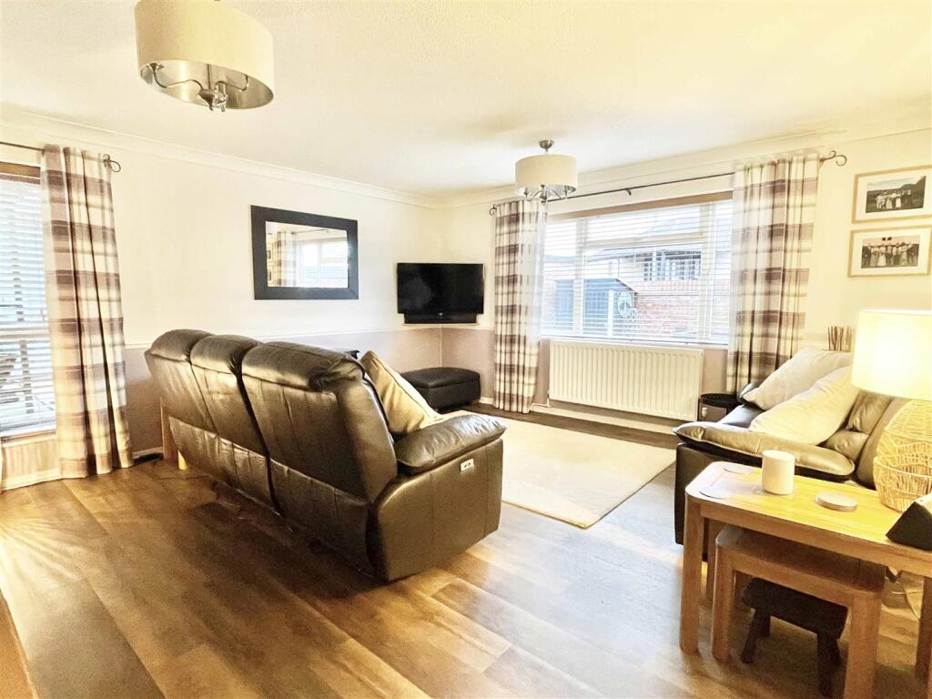 Trenchard Crescent, Springfield, Chelmsford photo 2