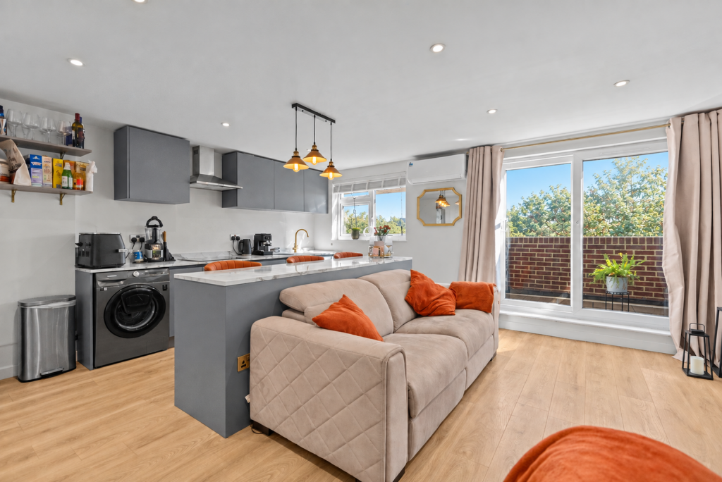 Apartment in Kingston upon Thames - View 3