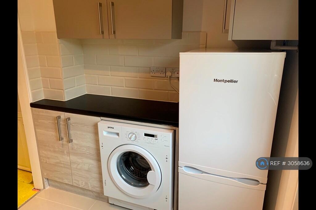 Apartment in Slough - View 4