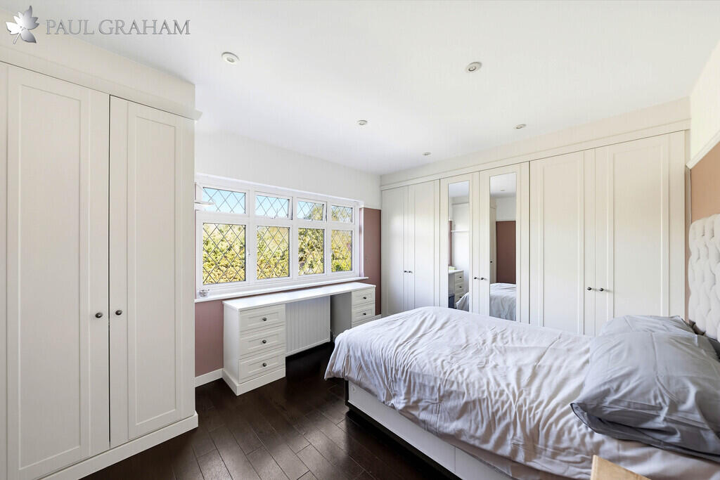 House in London, Woodcote Green - More