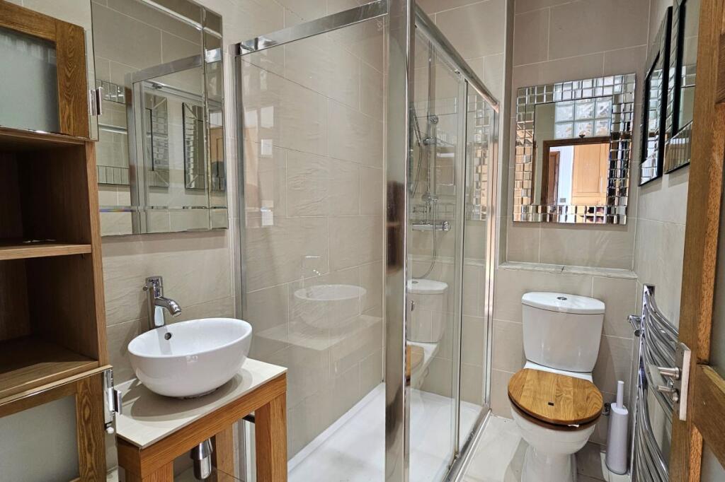 Apartment in Ilford - View 4