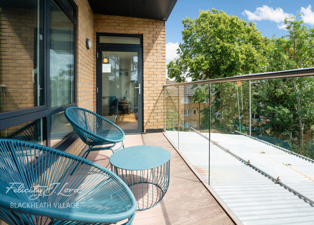 2-bed flat on Eltham Road, London SE12, £425,000