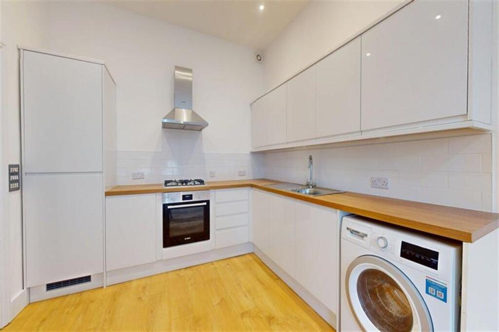 Apartment in London, Newbury Park - View 4