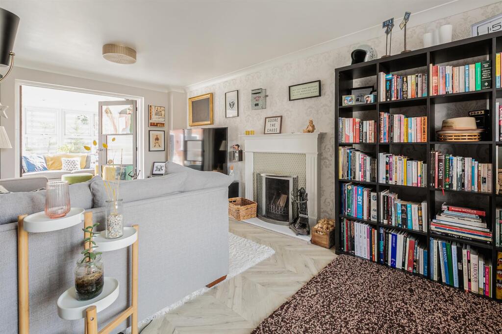 House in Swindon, Wood Hall, Haydon Wick - More