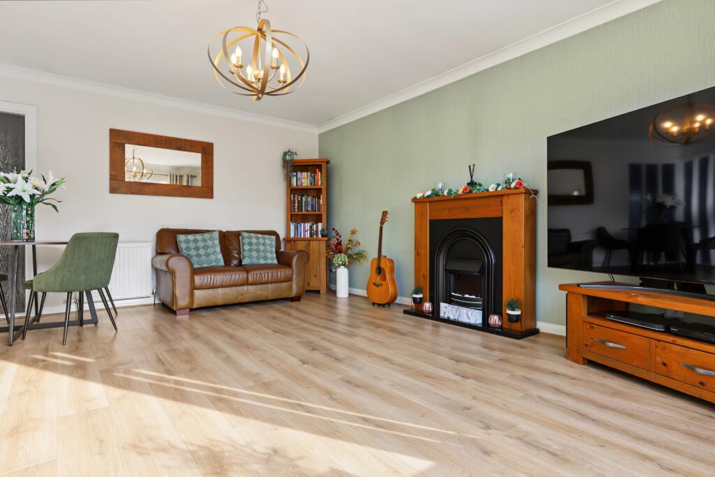 House in Erskine, Freeland - More