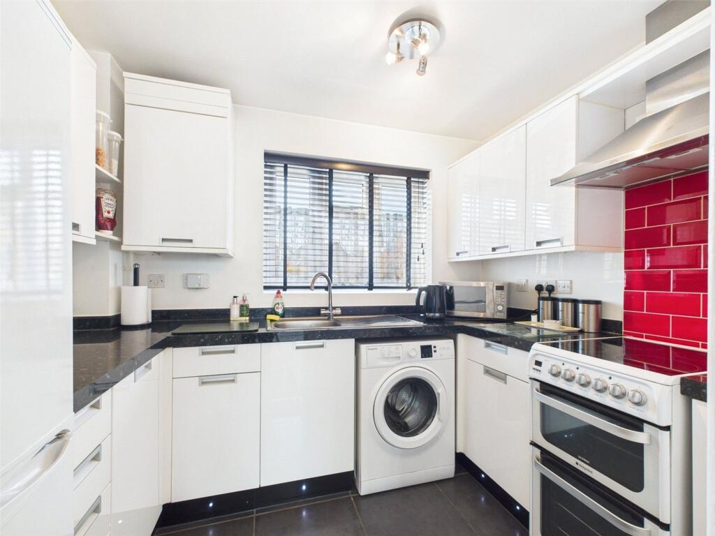 Falcon Fields, Tadley, RG26 - View 6