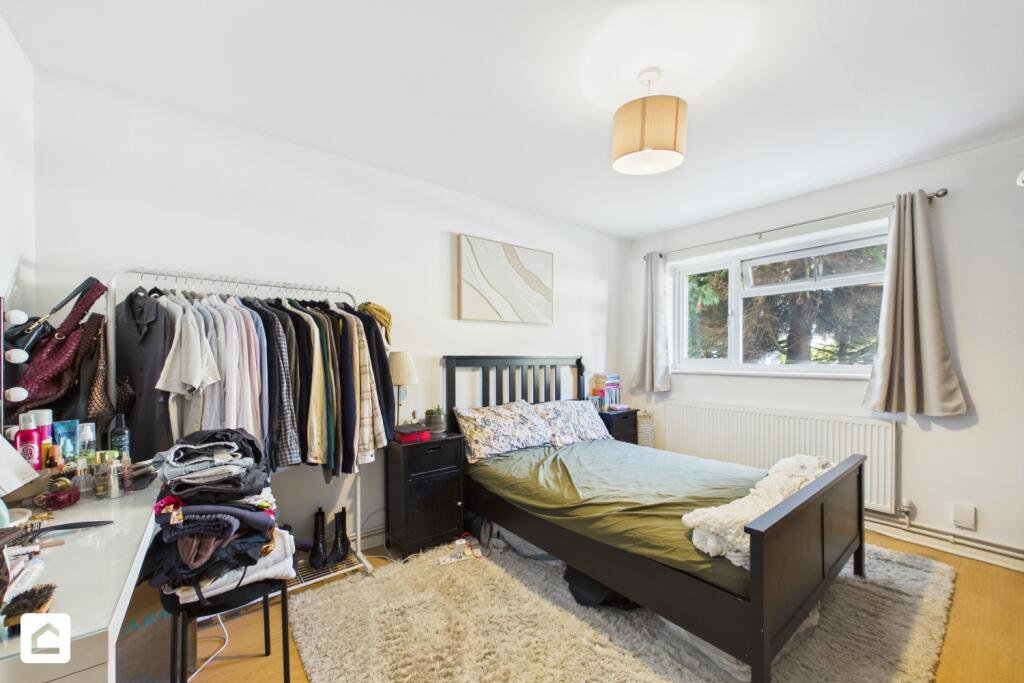 Apartment in Reigate, South Park - More