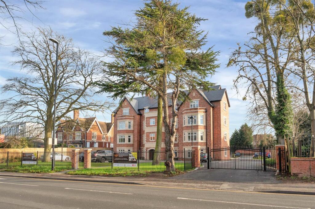Main image of property: Warwick Road, Coventry, CV3 6AG