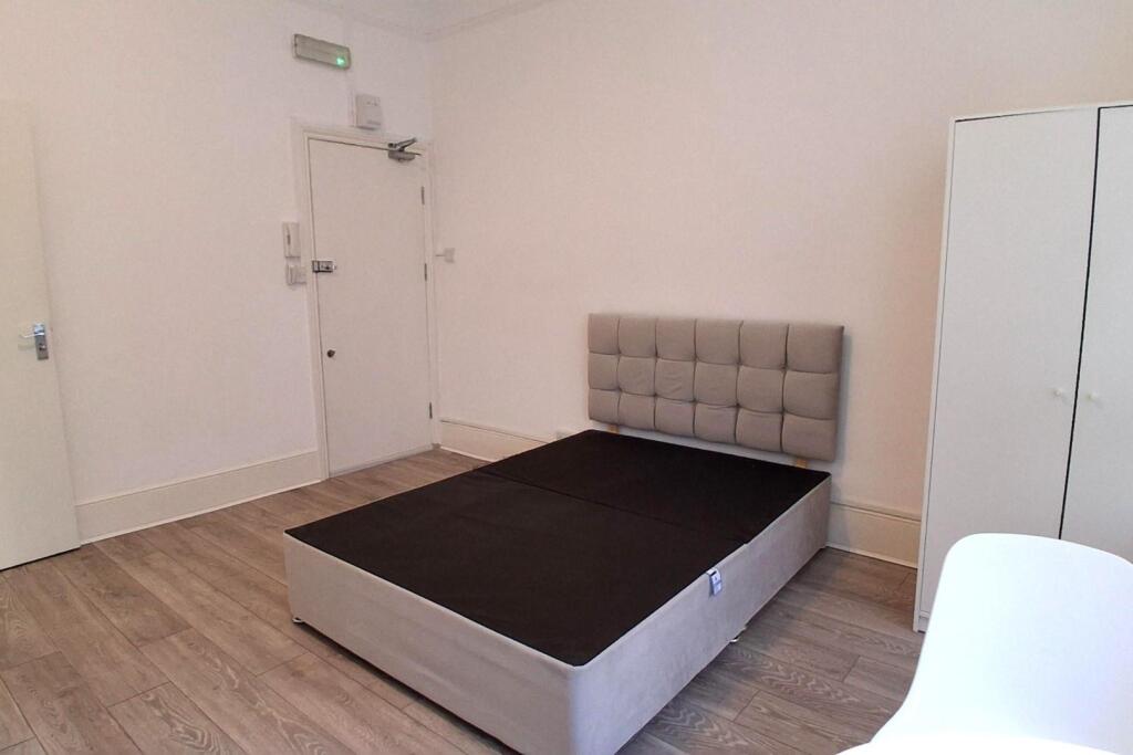 Apartment in London, Park Royal - More