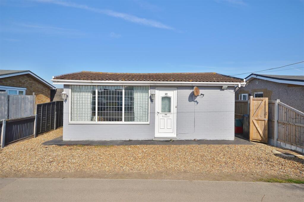 2-bed other on Colne Way, Point Clear Bay, Essex, £115,000