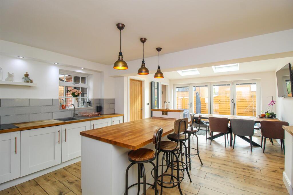 House in Wakefield, Lupset - View 2