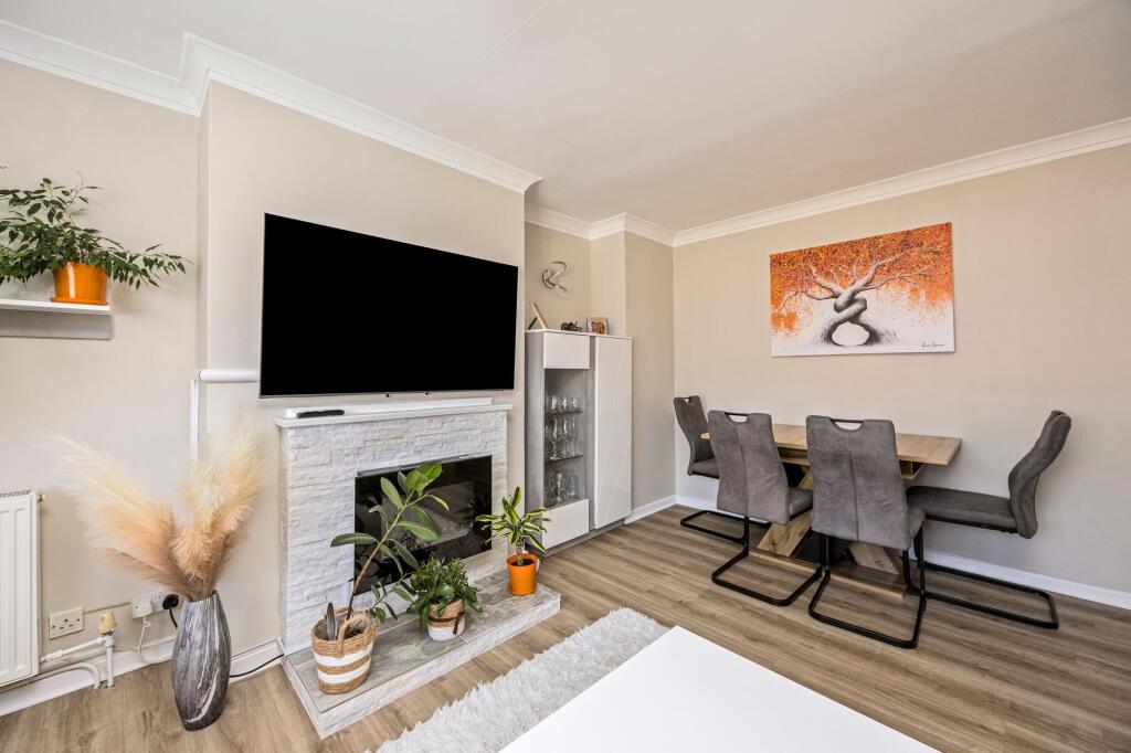 Apartment in Crawley, Ifield - More