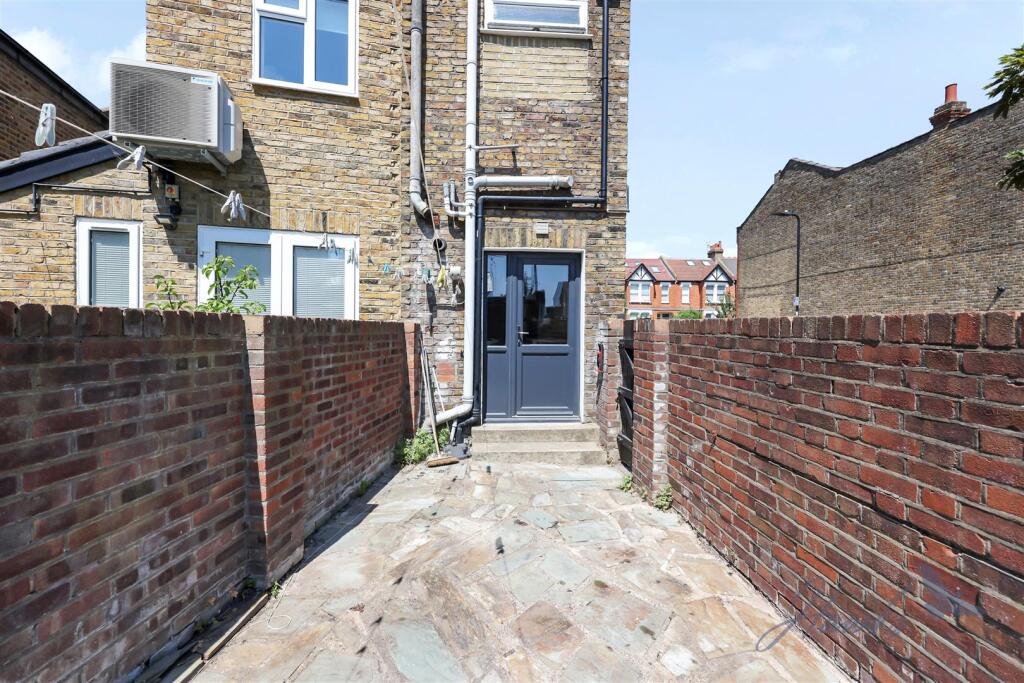 Apartment in London, Hanwell - View 5
