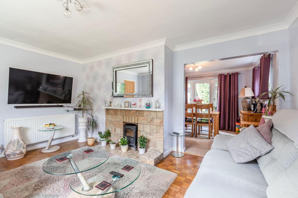 Hamilton Avenue, Pyrford, Surrey, GU22 photo 2