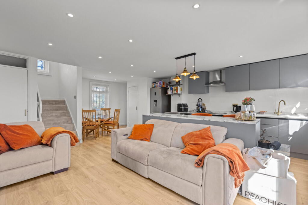 Apartment in Kingston upon Thames - View 4