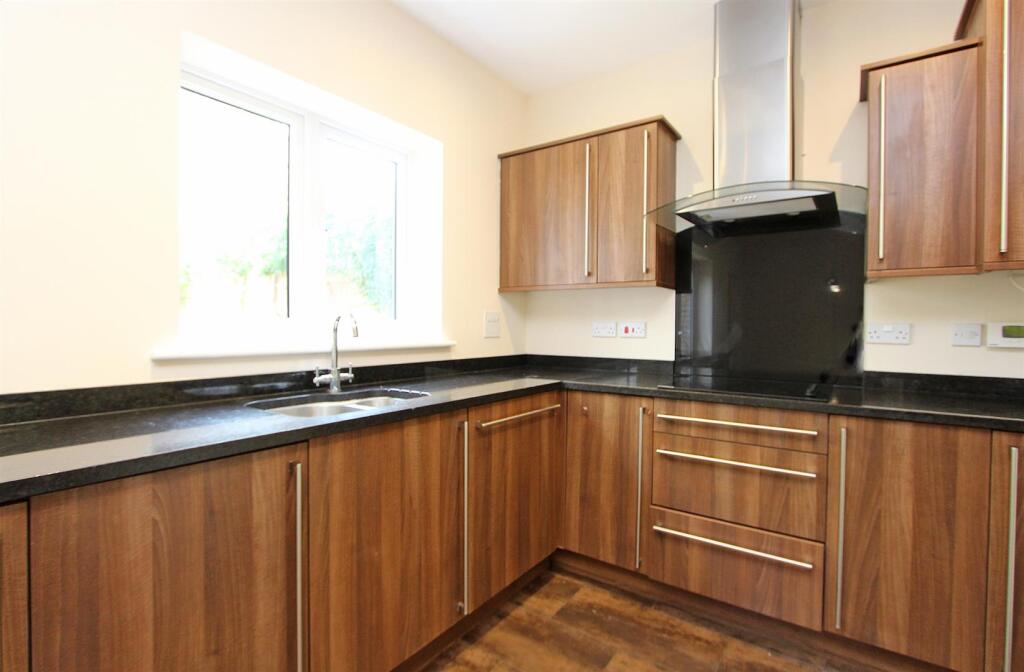 House in Sutton - View 5