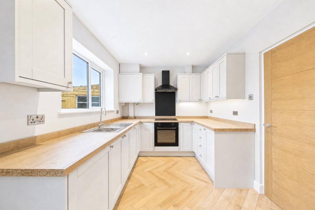 House in Reading, The Triangle, Tilehurst - View 2