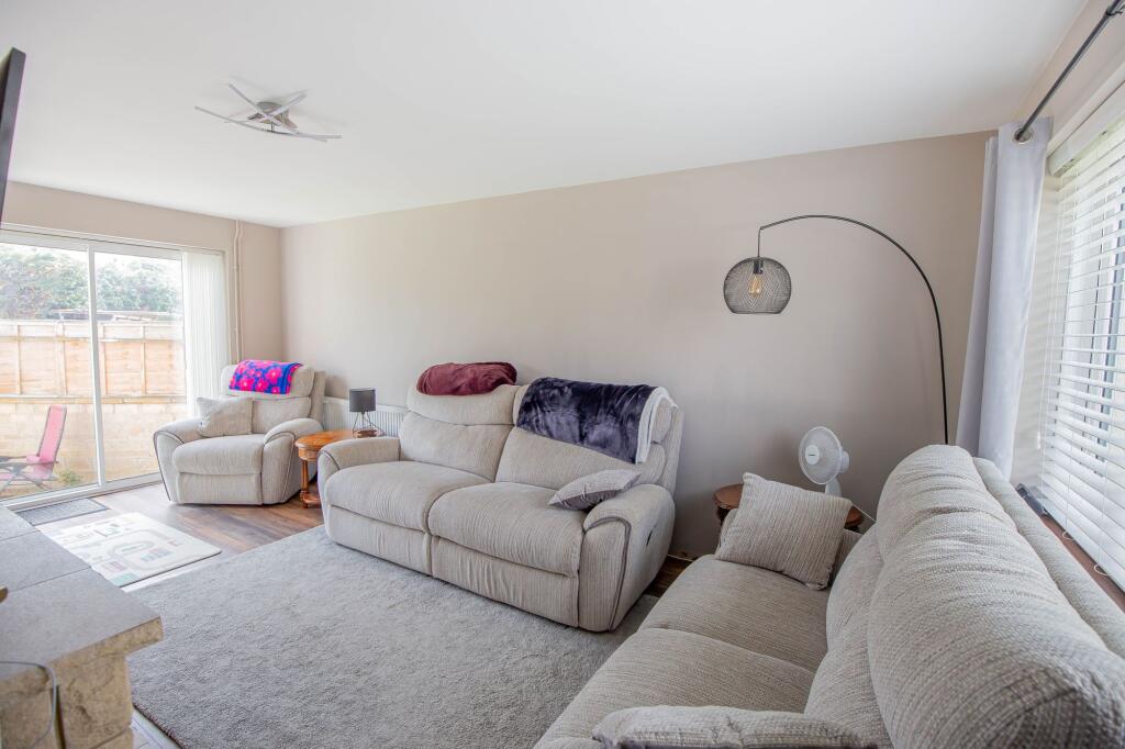 17 Newnton Grove photo 2