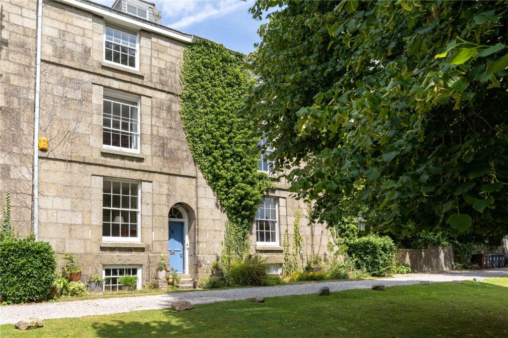 4 bedroom terraced house in Penzance great location no chain, beautiful residence in exclusive row of Grade II listed houses in town centre location