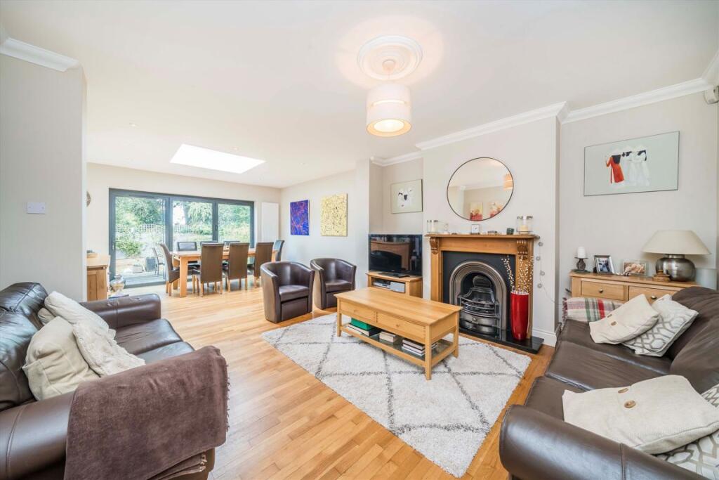 House in London, Royal Borough of Kingston upon Thames - View 4