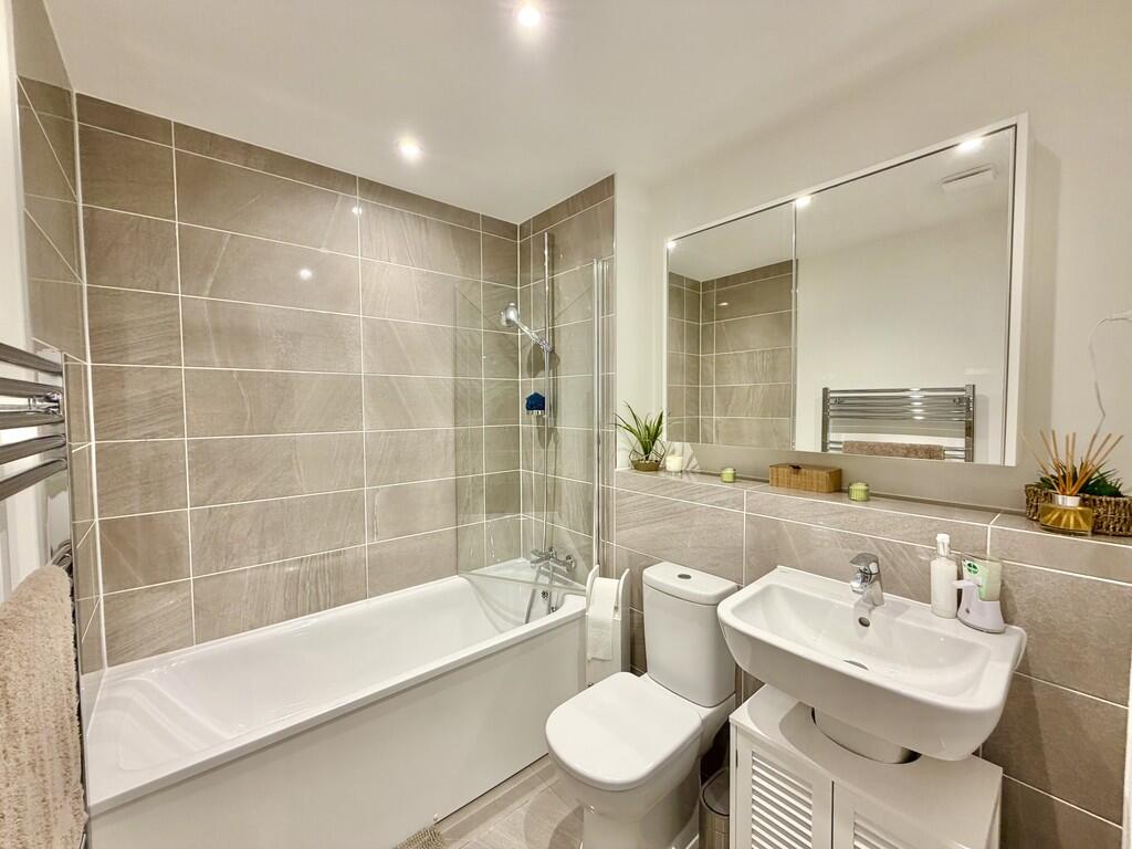 Apartment in Surrey Heath, Surrey - View 4