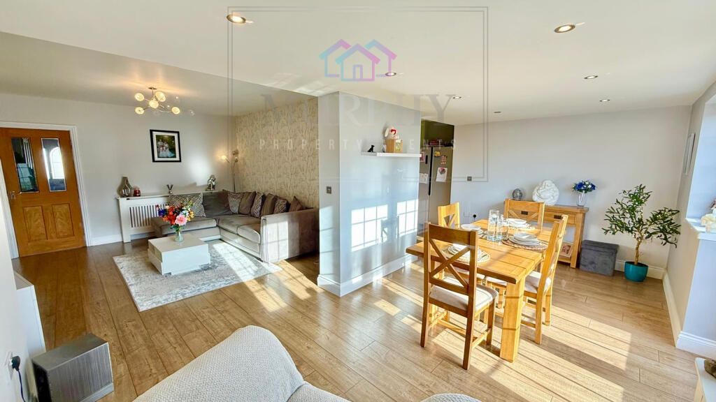 House in Wakefield, Chequerfield - More