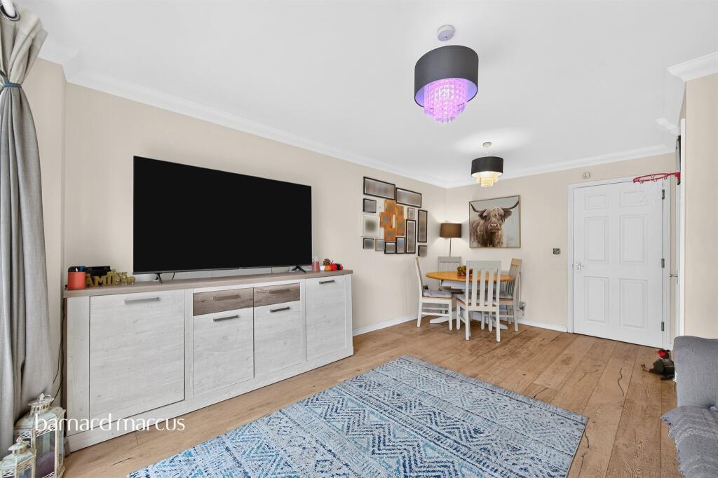 House in London, Royal Borough of Kingston upon Thames - More