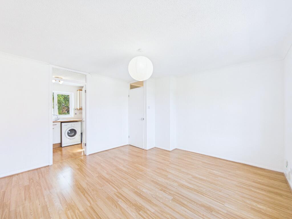 Apartment in South Ockendon, Essex - More