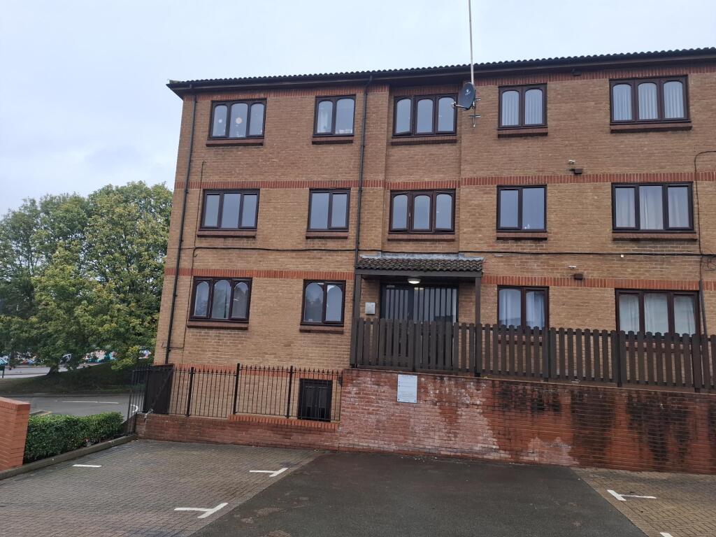 1-bed flat on St. Peters Street, Northampton, NN1, £120,000