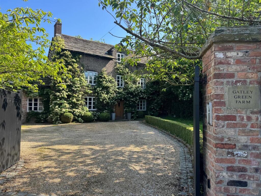 Equestrian property Welsh Row, Nether Alderley with land and stables photo 2