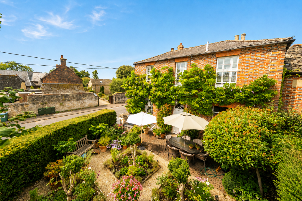 Main image of property: High Street, WITNEY, OX29