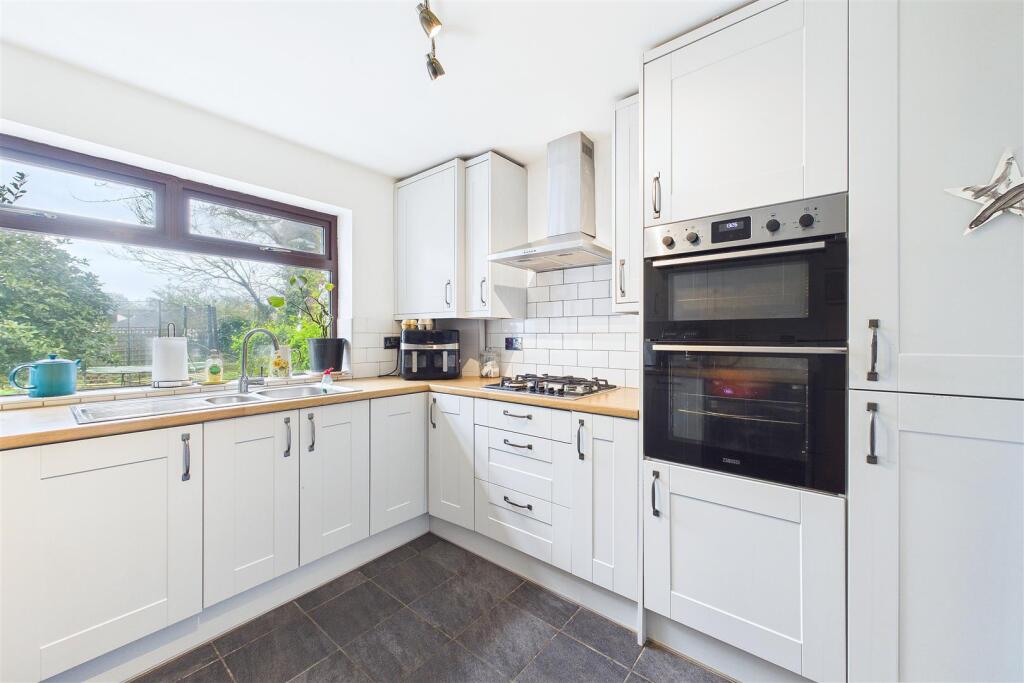 Peaceful Clevedon home near shops and schools photo 4