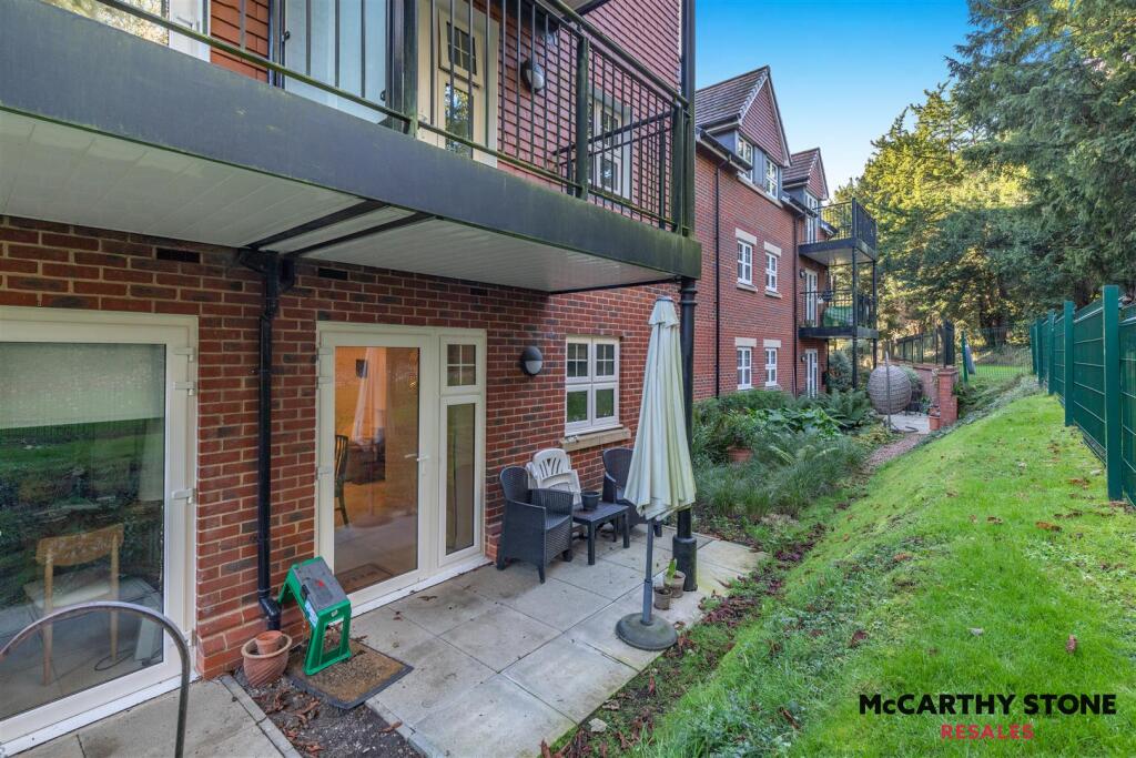 1-bed flat on Marple Lane, Chalfont St. Peter, Gerrards Cross, £150,000
