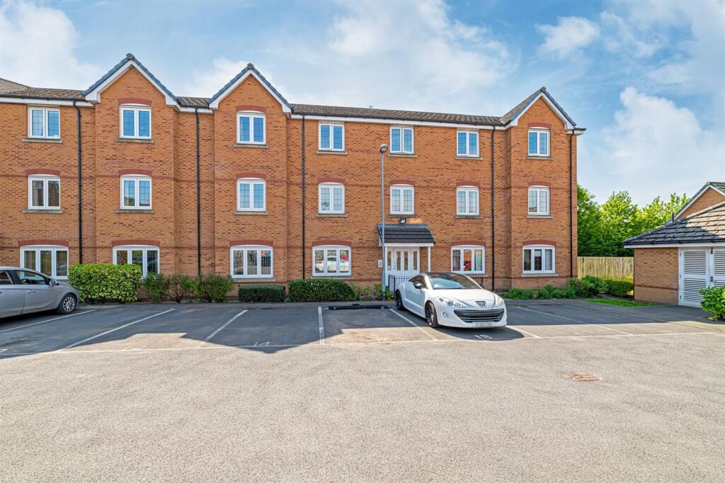 2-bed flat on Mere View, Helsby, WA6, £130,000