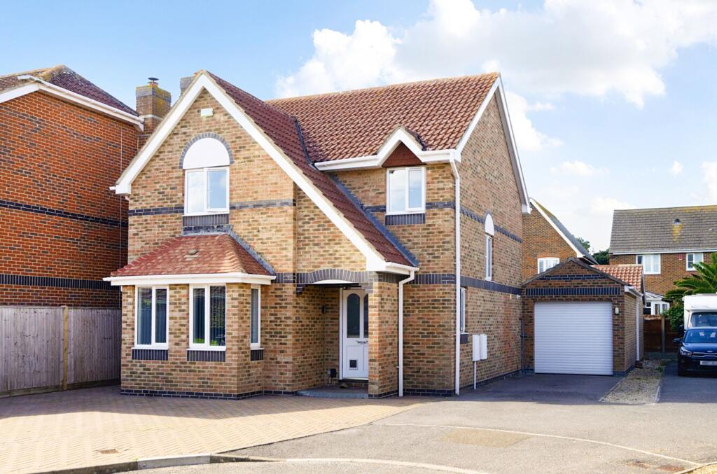 4-bed detached on Wilton Close, Bracklesham Bay, PO20, £490,000