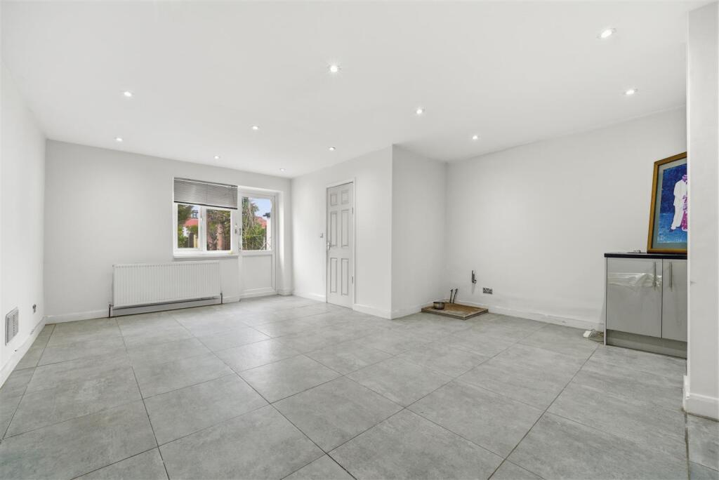 The Crossways, Hounslow photo 2