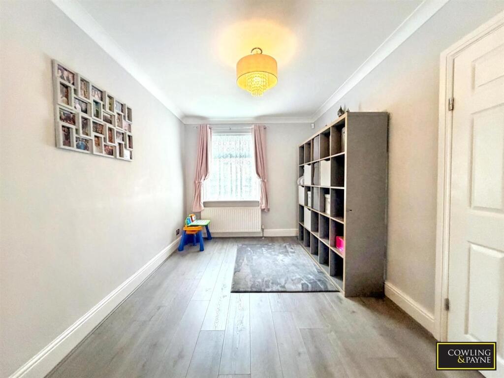House in Basildon, Bowers Gifford and North Benfleet - More