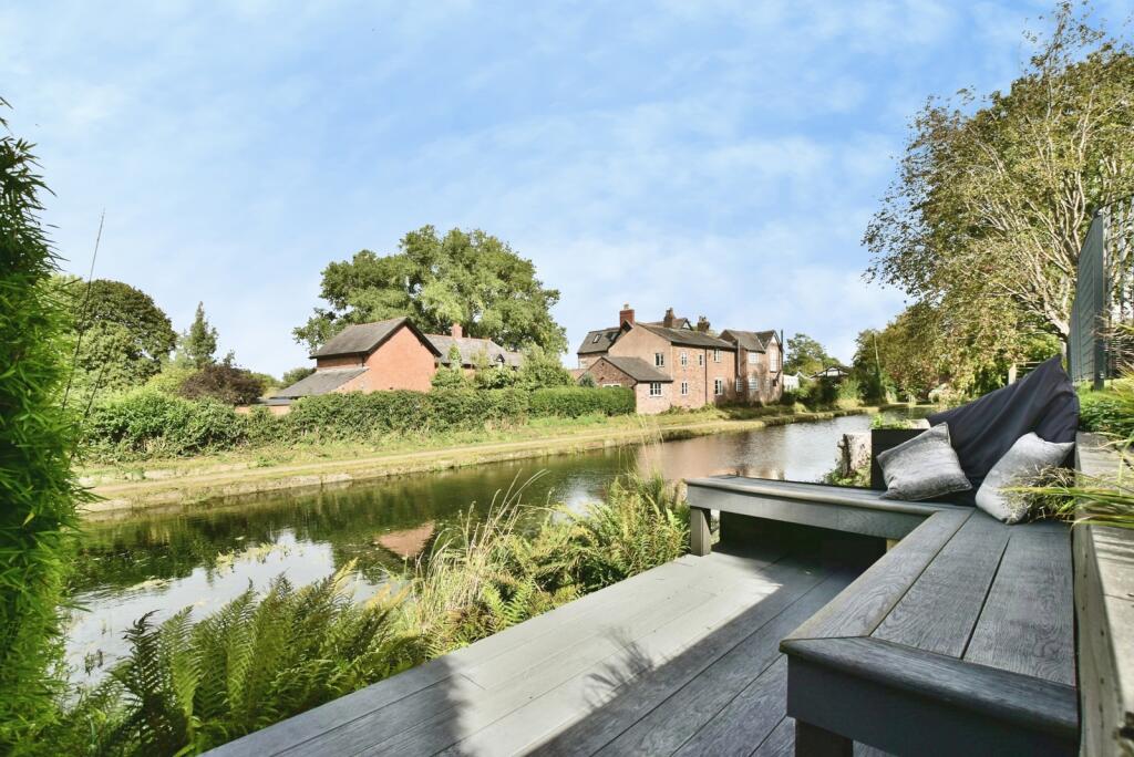 Arcon Place: canal-side contemporary home