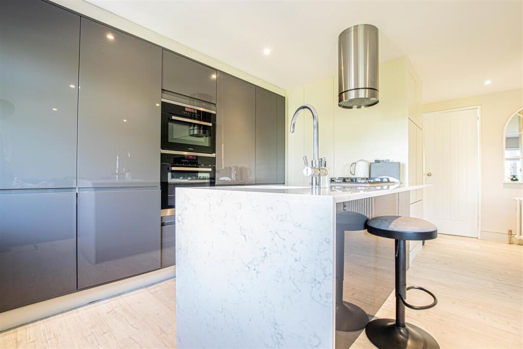 Apartment in Broxbourne, Hertfordshire - View 5
