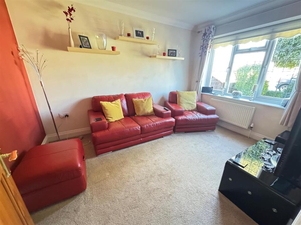 House in Rochford, High Elms Park, Hullbridge - More