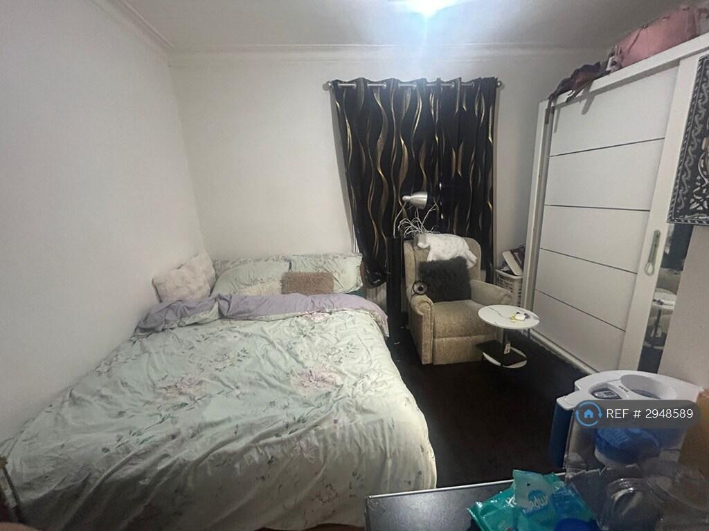 House in Romford - More