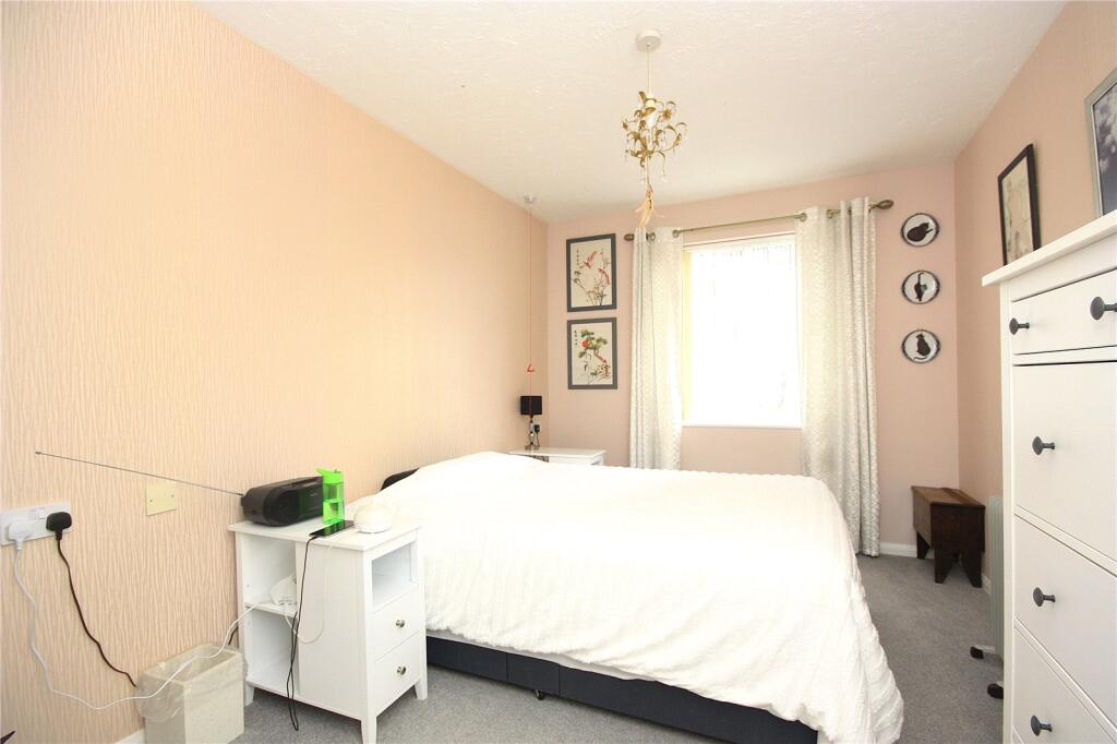 Holman Close, Waterlooville, Hampshire, PO8 photo 4