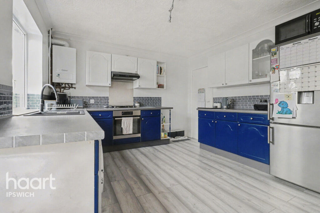 3-bed semi-detached on High View Road, Ipswich, £250,000