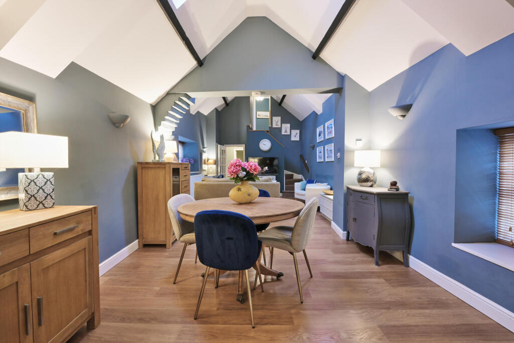 House in Oundle, North Northamptonshire - More