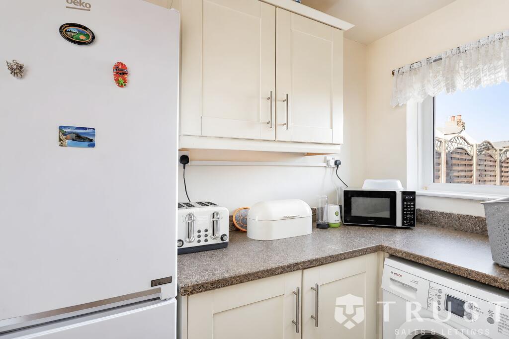 House in Kirklees, Combs, Thornhill Lees - More
