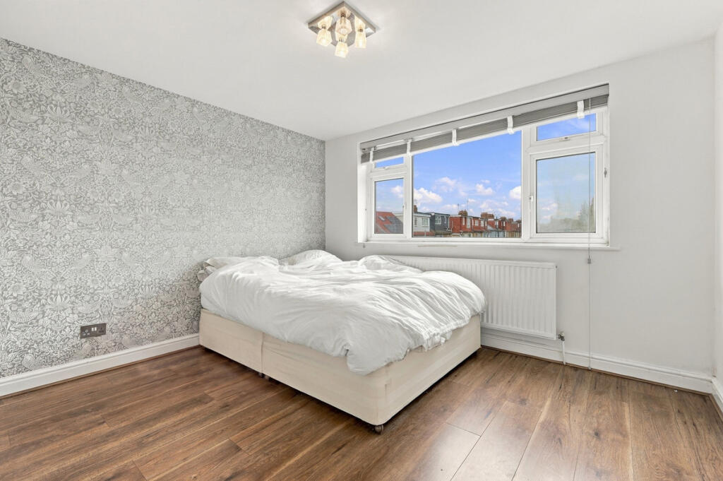 Apartment in Ilford - More